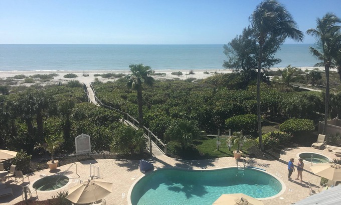 Sanibel Condominio | Exquisitamente mantenido condominio de dos dormitorios con impresionantes vistas del Golfo.
