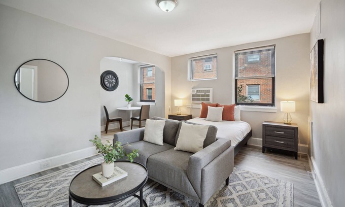 Germantown Apartamento | This is a studio apartment with a separate kitchen nook, and a small living nook with a loveseat