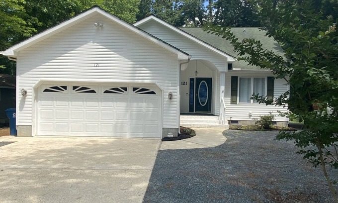 Ocean Pines Casa | This is it!! Rancher central to beaches, pools, golf, casino! Fenced yard, Deck.