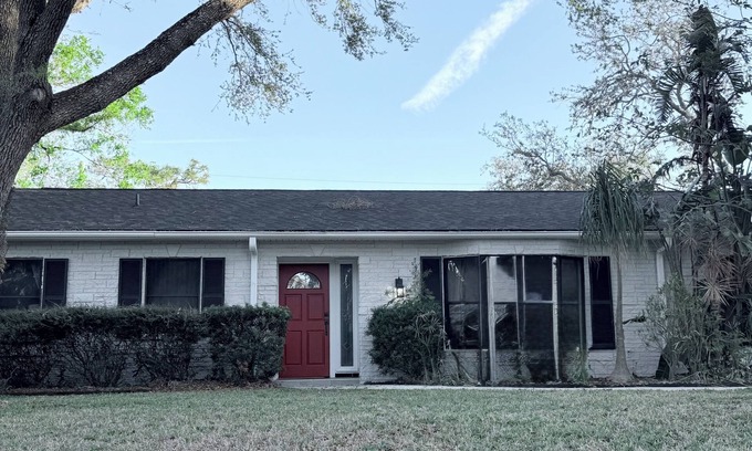 Bloomingdale Casa | This is it: Red Door Vacay House in Delightful Brandon with Game Room and Pool