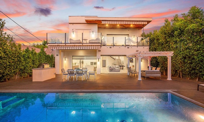 Greater Wilshire - Hancock Park Casa | This is new construction, 4,100 sqf house with 5 spacious bedrooms