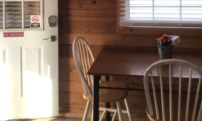 Columbia Cabina | This log cabin is private and the perfect place to rest and recharge. T
