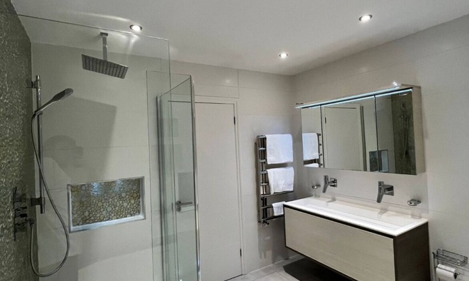 Chalfont St Peter Casa | This luxurious home features an outdoor gym, hot tub, BBQ area and cinema room.