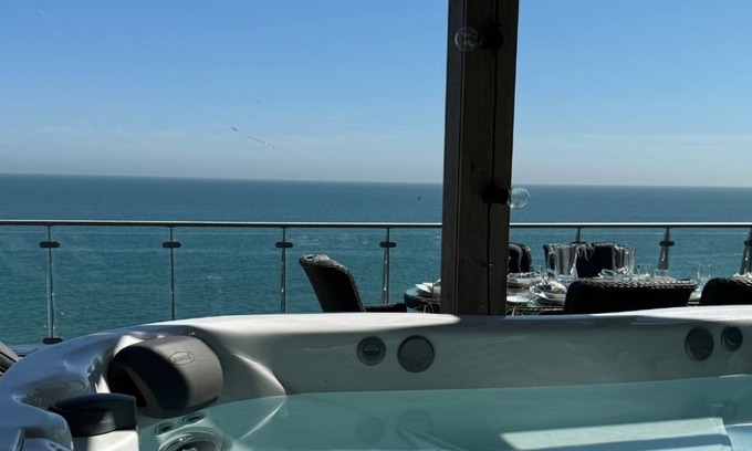 Ramsgate Apartamento | This penthouse is a 2 bedroom(s), 2 bathrooms, located in Ramsgate, England.
