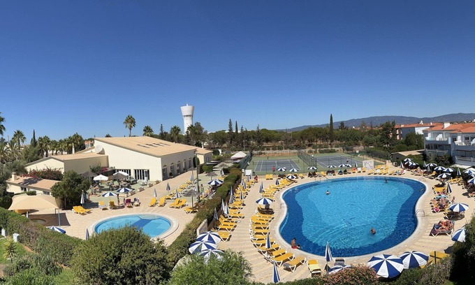 Portimao Apartamento | This place spells H-O-L-I-D-A-Y. Beautiful 2 bed apartment overlooking the pool