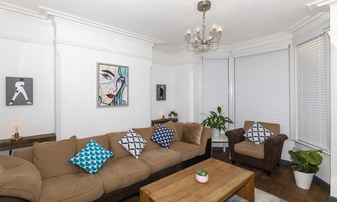 Sneinton Casa | This Pristine&Spacious 5bed secure home awaits you