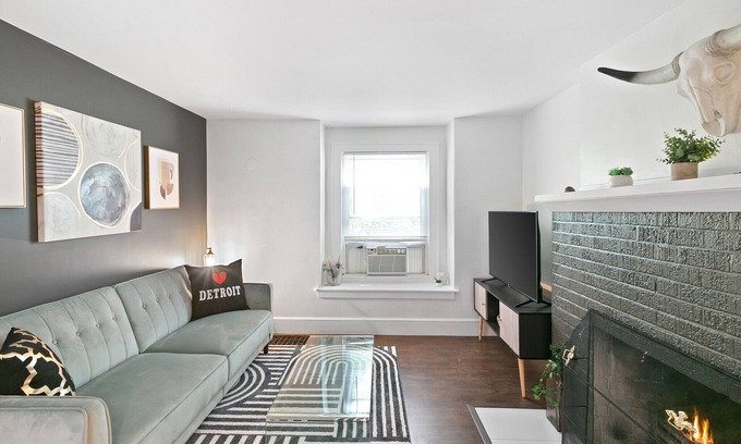 Berkley Apartamento | This property offers a clean and comfortable modern vibe with updated furniture and decorations