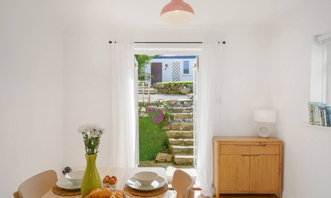 Goldsithney Cabaña | This quaint, charming cottage is perfect for holiday makers looking for an authentic, Cornish getawa