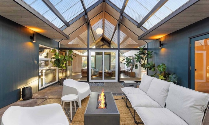 Oak Hills Casa | Updated Mid-Century Modern Retreat