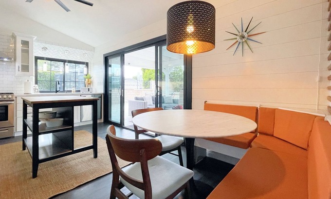 Santa Clarita Casa | This rustic midcentury home is located just outside the LA crime zone.