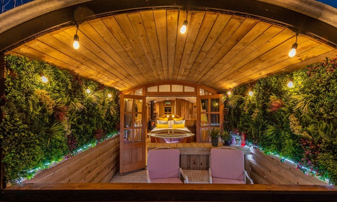 Wichenford Cabina | Este Shepherd Hut es el último refugio para parejas con bañera de cobre enrollable