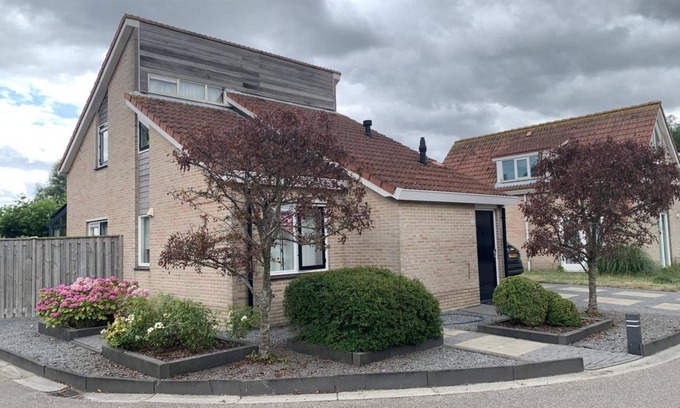 Breskens Casa | This spacious detached bungalow, type Schelde, for 8 persons with a spacious garden, on the water, has been completely renovated.