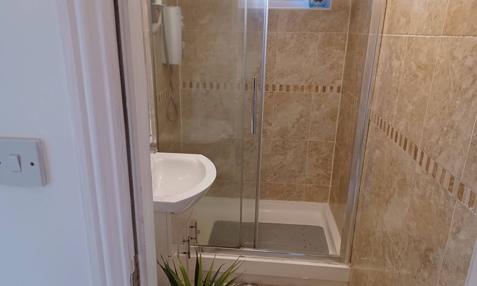 Gillingham Apartamento | This spacious place is close to everything to make your stay meaningful...... l