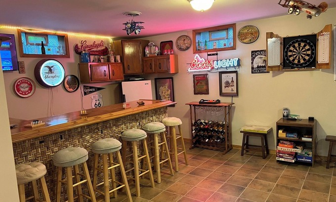 Akron Casa | This spacious, pristine 3 bedroom retreat is ideal for families & larger groups