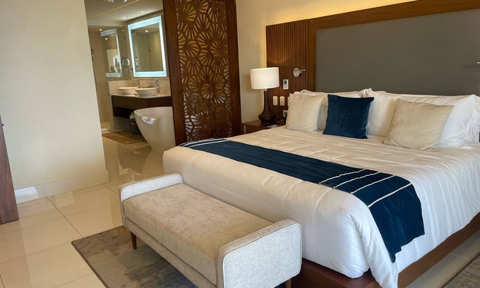 Los Cabos Complejo | This stunning luxury 2 Bedroom ocean view is breath taking and relaxing.