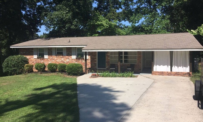 Forest Hills Casa | Muy actualizado el rancho de ladrillos 3BR / 2BA, ¡listo para los Maestros!