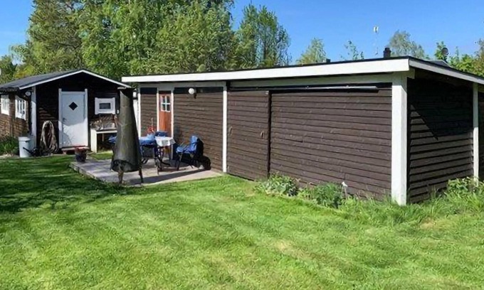 Sodersvik Casa | This vacation home near Åkeröfjärden welcomes you with a large, flowery garden.