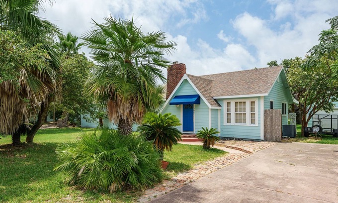 Fulton Casa | This vibrant 3bd2 ba beach house is right in the heart of Rockport! Pet-friendly