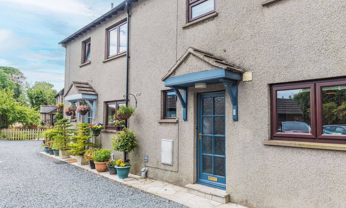 Cark Cabaña | This warm and welcoming cottage, with a homely feel, has a balcony where you can watch ducks go by.