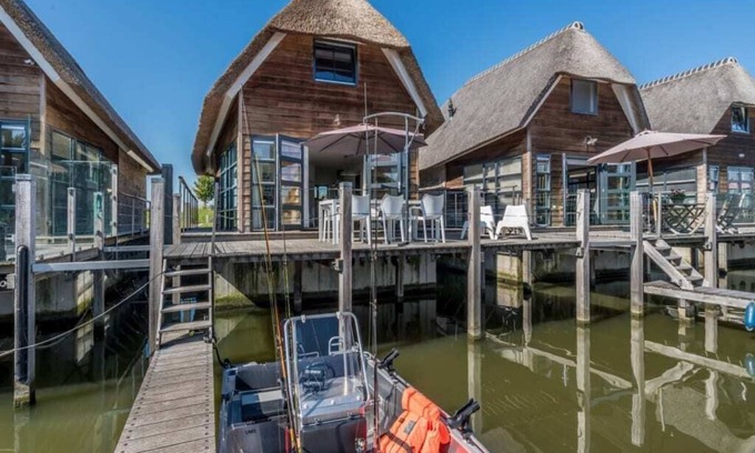 De Heen Casa | Esta villa de agua es agradable y ligera y de muy buen gusto. Ofrece suficiente espacio para toda la familia con