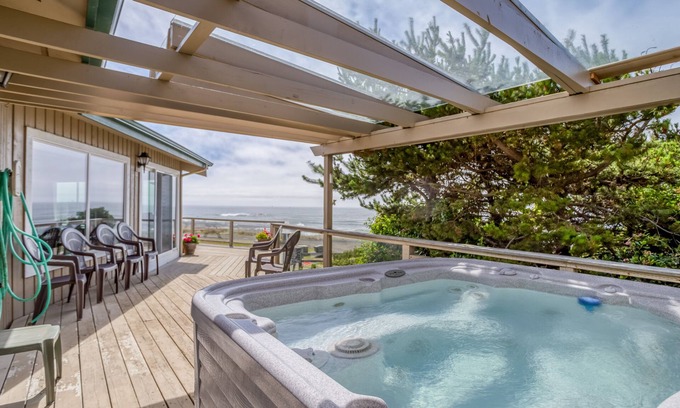 Yachats Casa | Esta casa bien diseñada será tu nuevo refugio favorito con bañera de hidromasaje.