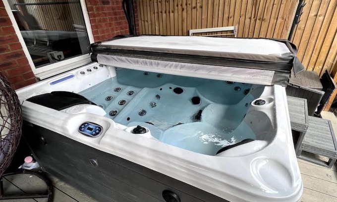 Seasalter Casa | Thistle House - hot tub, parking