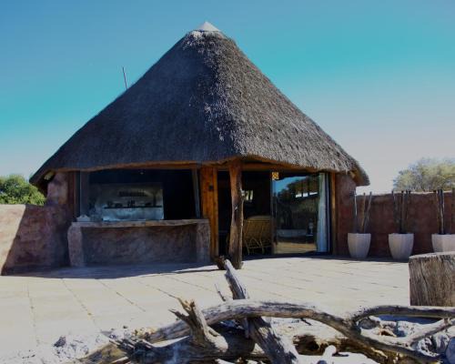 Joe Morolong Otro | Thota Lodge Camelthorn Chalet
