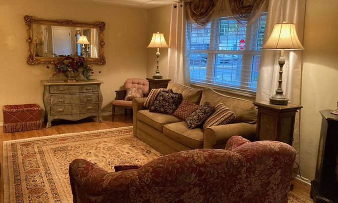 Harmony Casa | Thoughtfully decorated 3 bedroom Home in Historic Harmony