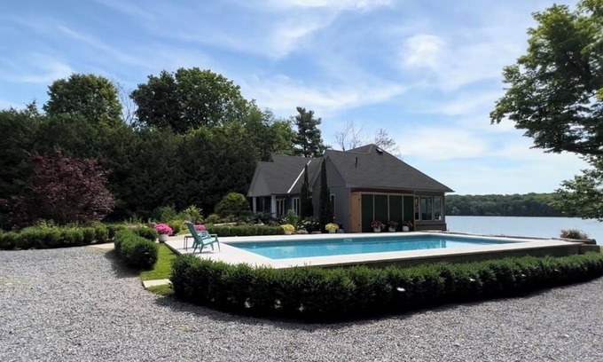 Howe Island Casa | Thousand Island Luxury Guest Home Retreat Experience