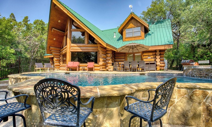 Marble Falls Cabina | Waterfront Canadian Log Home con comodidades del resort y piscina privada / jacuzzi