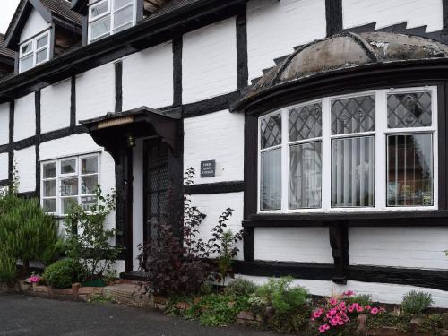 Chaddesley Corbett Casa | Three Batch Cottages