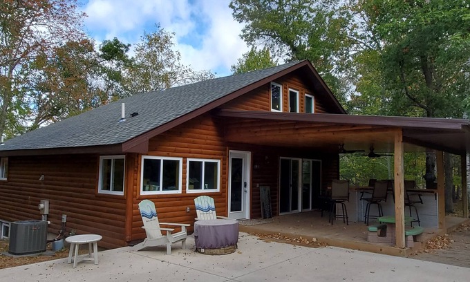 Danbury Cabina | Three Bear Hideaway - Spacious 2 bed + Loft cabin in relaxing, convenient spot!