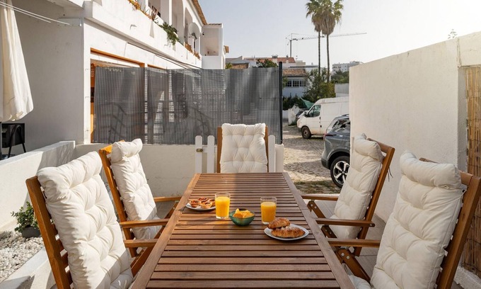 Quarteira Apartamento | Three-bed House With Private Patio in Quarteira