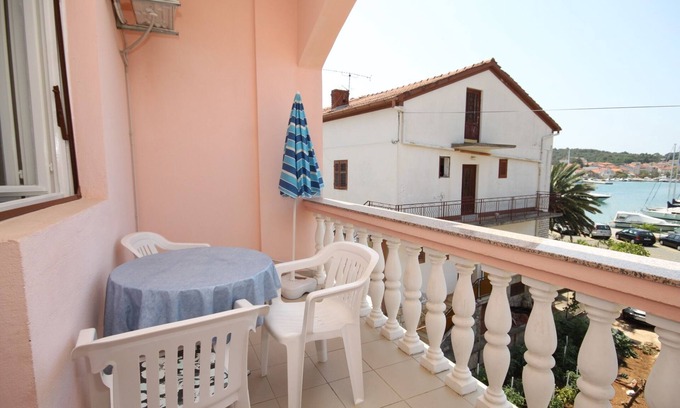 Kukljica Apartamento | Apartamento de tres habitaciones con terraza y vista al mar Kukljica, Ugljan (A-8318-a)