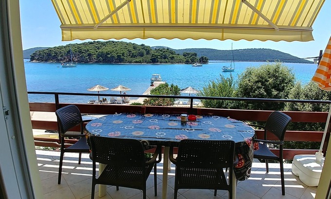 Molat Apartamento | Apartamento de tres habitaciones en la playa Brgulje, Molat (A-16217-a)