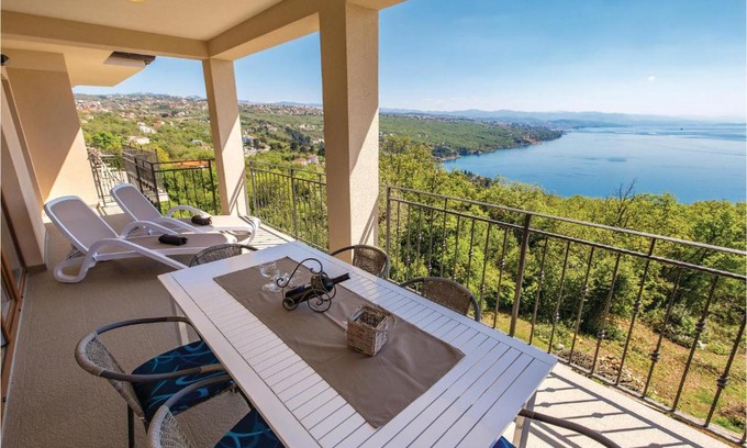Pobri Apartamento | Three-Bedroom Apartment in Opatija