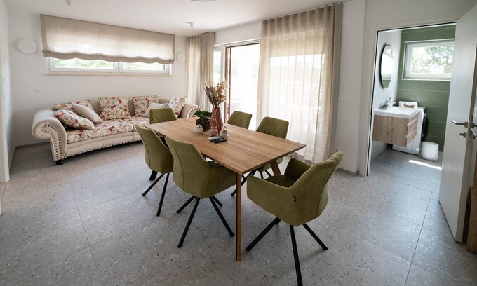 Sezana Apartamento | Three Bedroom Apartment with Balcony in Karst