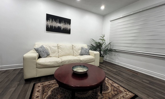 Streetsville Casa | Three Bedroom Bungalow with free parking, closer to commercial area and highway