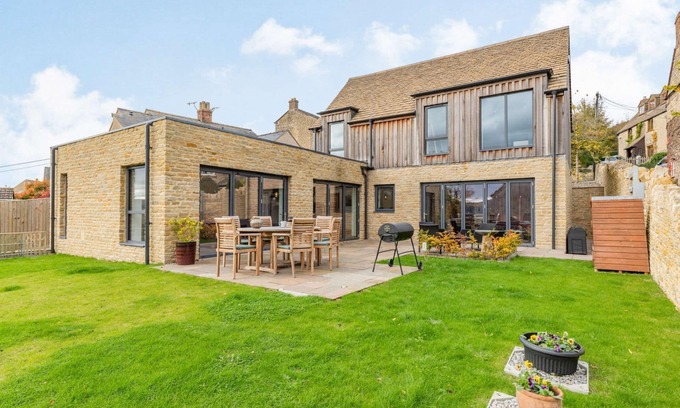 Stroud Casa | Three bedroom dog friendly holiday home in the Cotswolds - The New Bakehouse