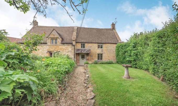 Aston Magna Cabaña | Three bedroom pet friendly holiday home in the Cotswolds - Norman Chapel