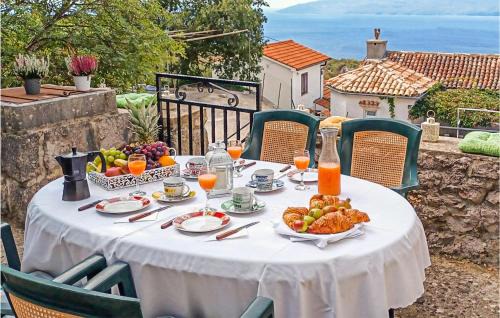 Cres Casa | Three-Bedroom Holiday Home In Dragozetici