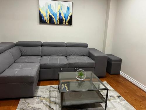 Mississauga Apartamento | Three Bedrooms House with Free parking