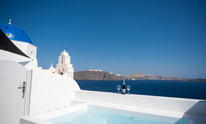 Oia Apartamento | Three Domes Oia - an Iconic Collection