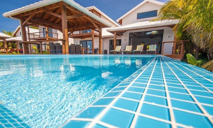 Antoneys Cay Villa | Villa Vivaro West End de dos dormitorios con piscina infinita