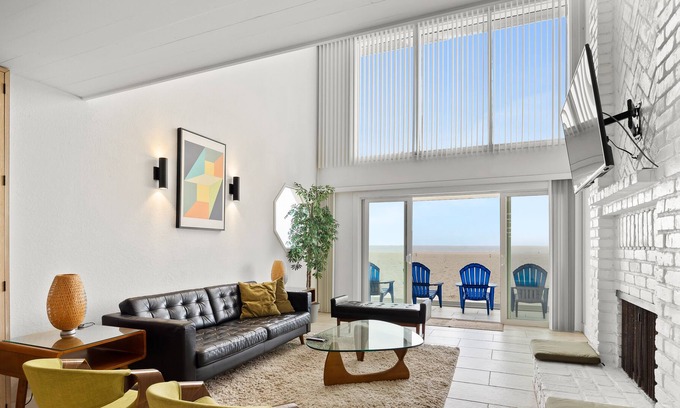 Hollywood Beach Casa | Three-level beachfront retreat with private rooftop deck, hot tub, & wet bar