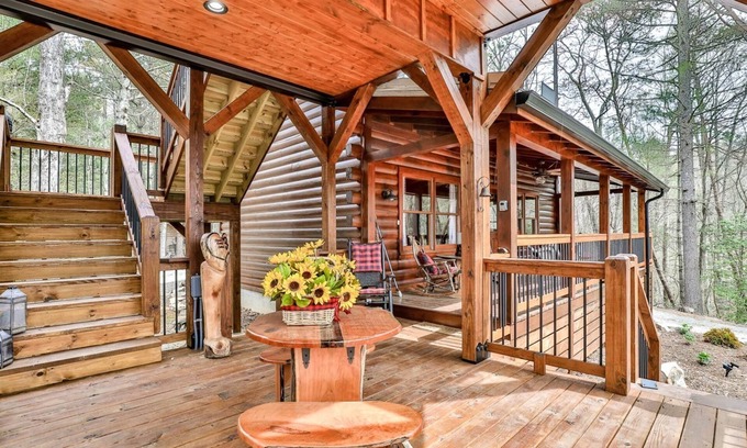 Hidden Lake Casa | Three Loves Cabin | Cherry Log, GA