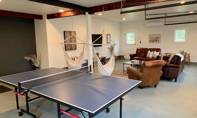 Three Oaks Casa | Three Oaks Getaway- 5 BR 2.5 BA- 3 Mins to Downtown- Week Stay Discount
