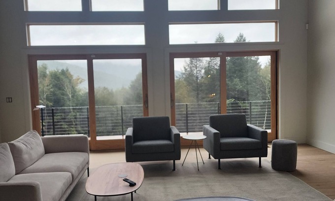 Windham Chalet De Esquí | "Three Pines" Luxury 6 Bedroom Ski Chalet with Windham Views