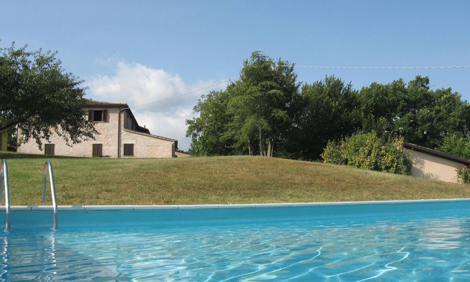 Acqualagna Apartamento | Apartamento de tres habitaciones en una casa de campo con piscina y restaurante en casa en Acqualagna