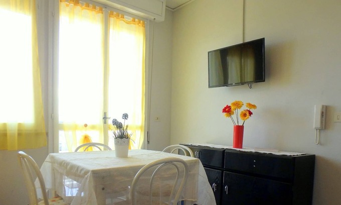 Lido di Pomposa Apartamento | apartamento de tres habitaciones en un condominio frente al mar con una vista de la pasarela peatonal